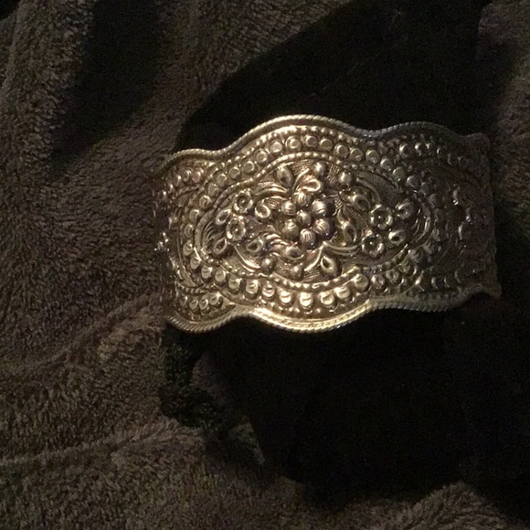 STERLING SILVER STAMPED 925 SCALLOPED EDGE CUFF. - Picture 7 of 9